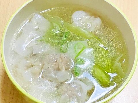 レタス入りワンタンスープ